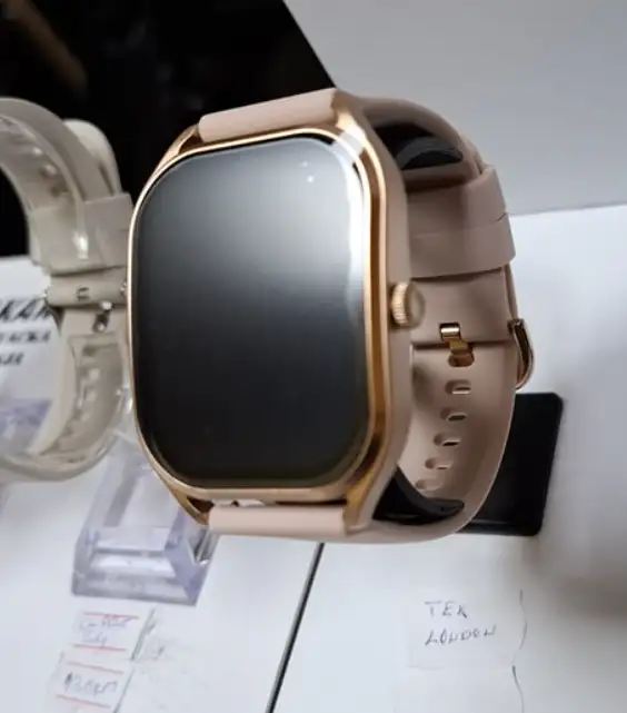 London-zenski-pametni-sat-u-zlatnoj-boji-sa-rozom-narukvicom-kockasti-sat 2